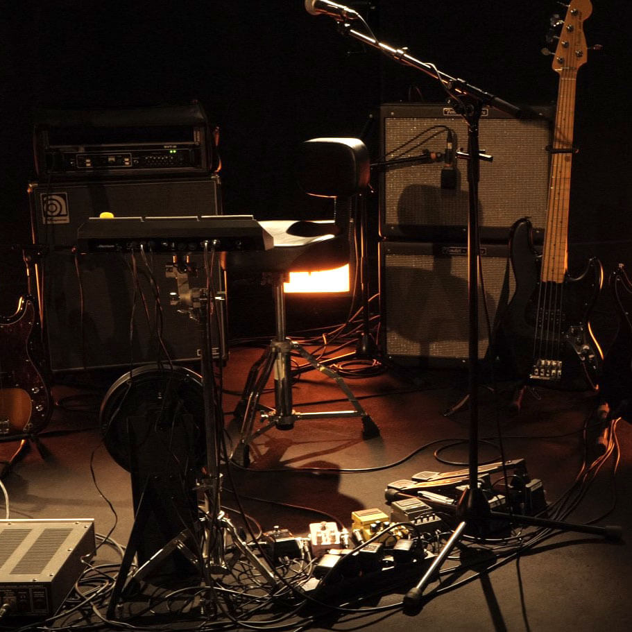 Matériel et instruments de musiques installés sur scène pour une captation live
